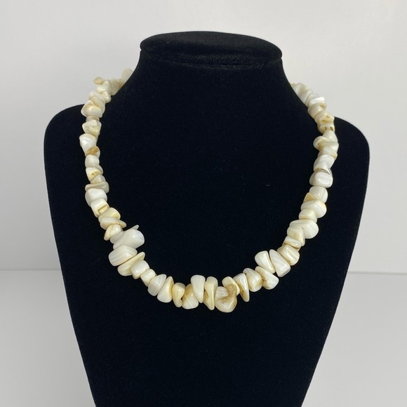 PUKA CHIP SHELL NECKLACE VACATION BEACH NECKLACE STYLE CREAM to BEIGE - Picture 3 of 7